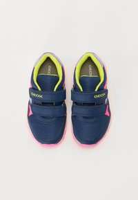 Sneakers in rete blu con accenti rosa, due fasce in Velcro e suole che si illuminano. Punta in gomma per una maggiore durata, logo sulla fascia.