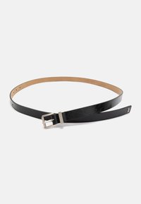 Zwarte leren riem met een slank, smal ontwerp. Voorzien van een zilveren metalen gesp en vijf verstelgaten op een licht geweven band.
