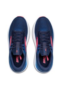Scarpe da corsa in rete di colore navy con accenti rossi, caratterizzate da un design leggero, un collare imbottito e una suola intermedia bianca per l'ammortizzazione.