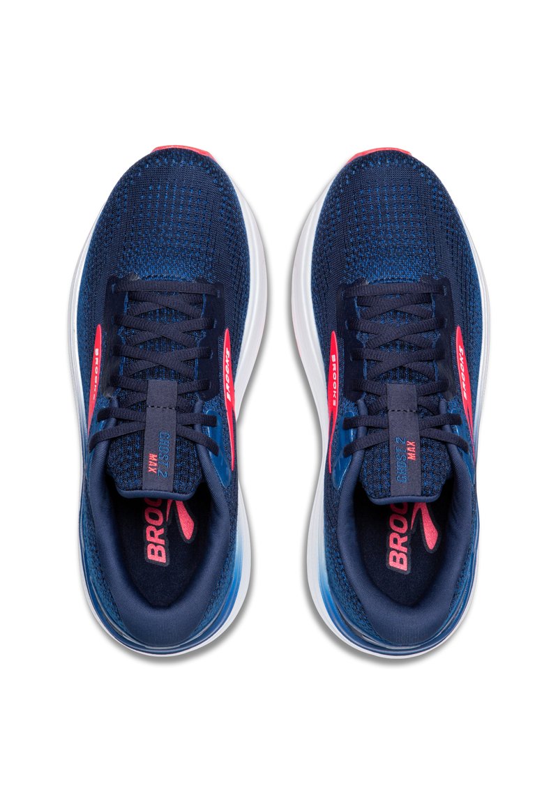 Granatowe siatkowe buty biegowe z czerwonymi akcentami, charakteryzujące się lekką konstrukcją, wyściełanym kołnierzem i białą podeszwą środkową dla lepszego amortyzowania.