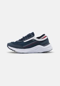 Sneaker in rete blu con dettagli bianchi e rossi, suola in gomma, intersuola testurizzata e chiusura tradizionale con lacci; presenta il marchio distintivo.