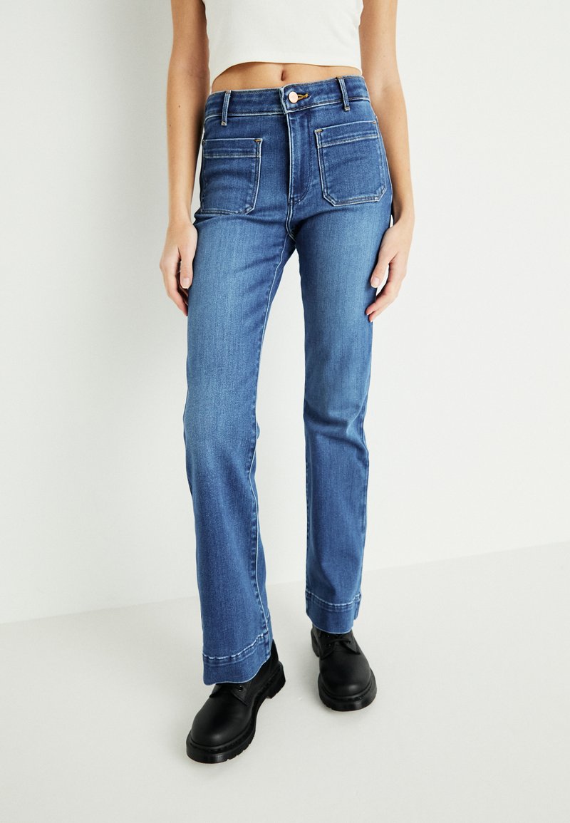 Wrangler FLARE - Calças de ganga à boca de sino - azure sky