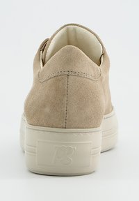 Beiger Wildledersneaker mit glatter Textur, rundem Absatz und Gummisohle. Verfügt über ein Logo an der Ferse und ein minimalistisches Design.