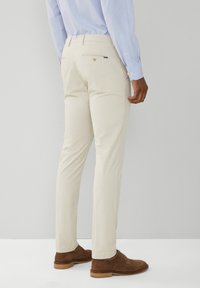 Hackett London ULTRA beżowy