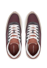 Sneaker bordeaux e marrone con dettagli grigi. Presenta una tomaia liscia, lacci bianchi, colletto imbottito e logo sulla linguetta e nella soletta.