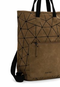 Borsa tote in pelle vegana marrone con un motivo geometrico nero, dotata di manici corto, una tasca con zip frontale e una robusta tracolla nera.