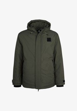 Olivgrüne isolierte Parkajacke mit Kapuze, ausgestattet mit einem Reißverschluss vorne, zwei Seitentaschen und einem schwarzen Stoffpatch auf der Brust.