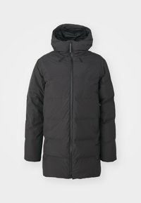 Sort pufferjakke med hætte, der har en fuld frontlynlås, elastiske manchetter og et quiltet design til isolering. Glat ydre materiale.