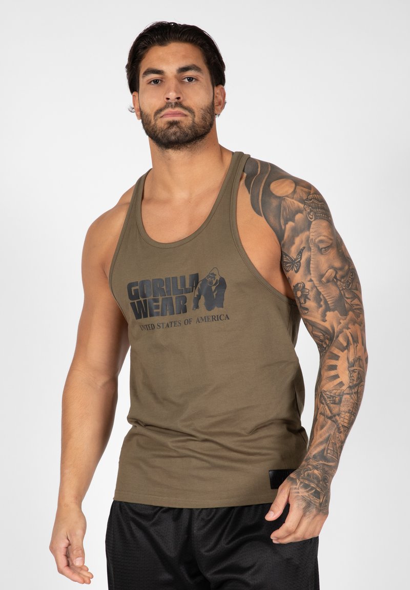 Alyvuogių žalumos spalvos be rankovių marškinėliai su juodu "GORILLA WEAR" logotipu, pagaminti iš medvilnės, su tekstūruotu audiniu ir tvirtais siuvimo detalėmis.