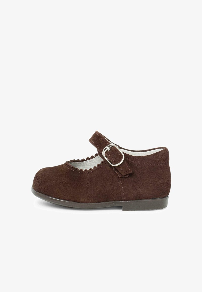 Chaussure Mary Jane en daim marron avec bord festonné et bride à boucle argentée, semelle plate en caoutchouc, taille enfant.