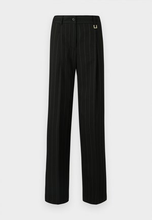 Pantalons à rayures noires avec jambes larges, dotés d'une passante de ceinture, d'une fermeture à bouton et d'un tissu texturé. Accentué par des accessoires en or subtils.