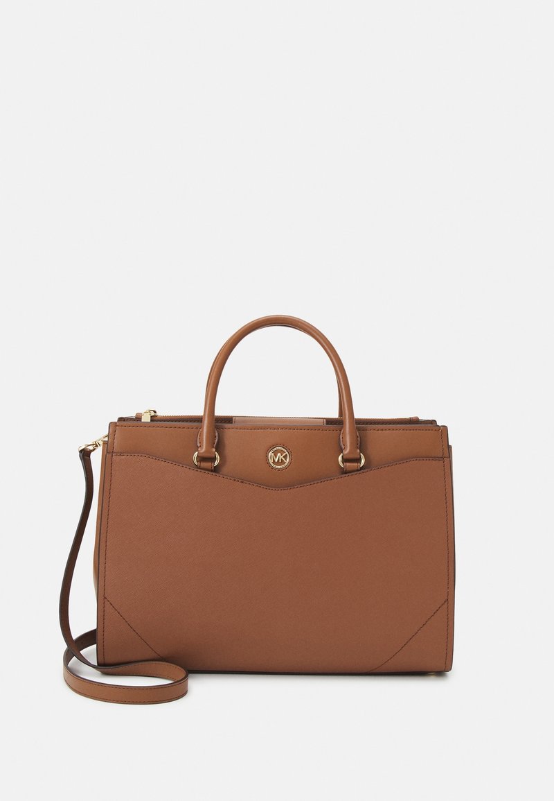 Sac à main structuré en cuir marron avec deux poignées supérieures, une bandoulière amovible et un petit logo doré circulaire à l'avant.