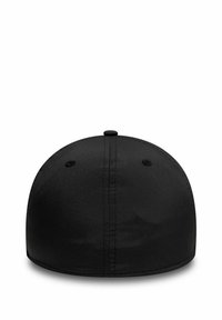 Schwarze Baseballkappe mit glatter, mattschwarzer Oberfläche. Mit einer abgerundeten Krone, gestickten Details und einem oberen Knopf. Keine sichtbare Markenbeschriftung.