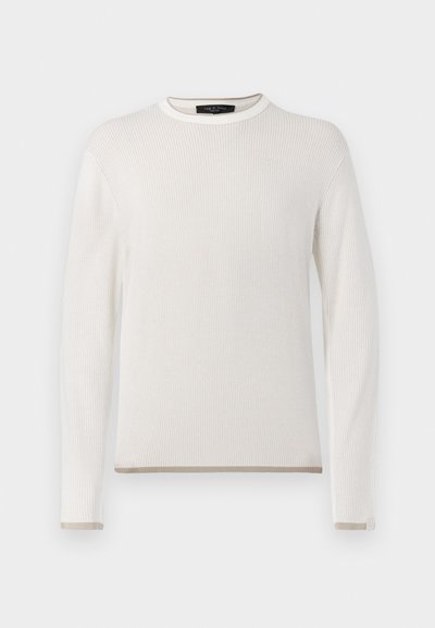 Weißer, gerippter Pullover mit langen Ärmeln, rundem Ausschnitt und kontrastierendem beigem Saum und Bündchen. Weiche Strickstruktur.