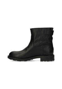 Botas de cuero negro hasta el tobillo con un acabado texturizado, que cuentan con una suela plana, puntera redondeada y un detalle de correa en la parte superior trasera.