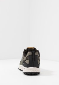 Skechers ESCAPE PLAN - Zapatillas - olive/black