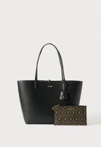 Čierna textúrovaná kožená taška s dvojitými uchami, malá zodpovedajúca taška s vzorom zlatého reťazca a zlatým logom značky.