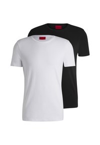 To bomulds T-shirts, en hvid og en sort, med korte ærmer og rund halsudskæring, med et fremtrædende rødt mærke ved kraven.