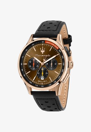 Roségouden Maserati chronograafhorloge met zwarte geperforeerde leren band, bruine wijzerplaat, drie subwijzers, datumvenster en tachymeterschaal.