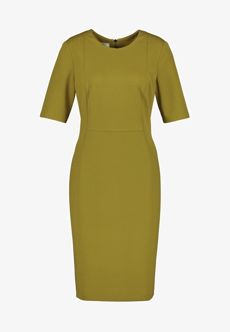 Robe ajustée vert olive longueur genou, manches courtes, encolure ronde, fermeture éclair au dos, et détails subtils de coutures sur le devant.