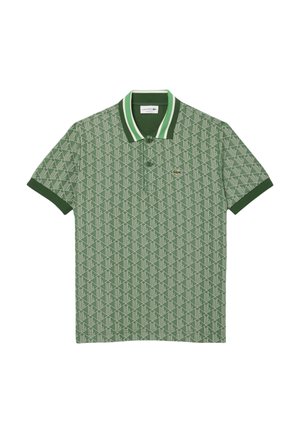 Polo shirt vert à manches courtes avec un motif géométrique, un col rayé vert et blanc, et un petit logo brodé sur la poitrine.