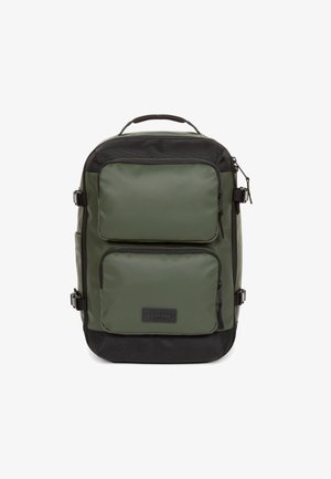 Grøn nylon rygsæk med sorte detaljer, to frontlommer med lynlås, justerbare sideklip og et topgreb. Struktureret stoffinish.