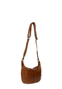 Sac à épaule en cuir marron avec une forme incurvée, une bandoulière réglable et des accents en métal bronze, présentant une texture lisse et un léger éclat.