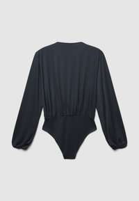 Schwarzer langärmliger Body mit glatter Textur, geraffter Taille und hoch ausgeschnittenem Bein. Verfügt über weiche, fließende Ärmel und einen abgerundeten Ausschnitt.