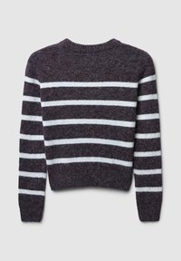 Dunkellila Pullover mit weißen horizontalen Streifen, rundem Halsausschnitt, langen Ärmeln, gerippten Bündchen und Saum, weicher Textur, mittellanger Schnitt.