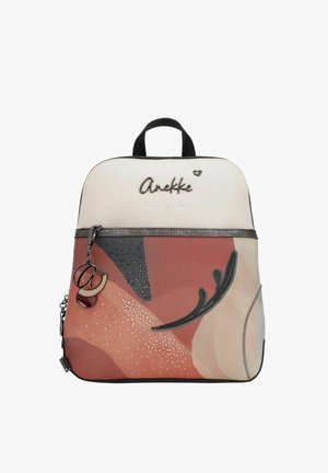Sac à dos compact avec un design abstrait crème, rouille et noir, des clous décoratifs, le logo Anekke et des breloques métalliques attachées à la fermeture éclair avant.