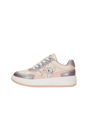 Zapatilla deportiva rosa y beige con detalles metálicos en púrpura y los personajes Stitch y Angel impresos en el lateral, cordones blancos y suela blanca gruesa.