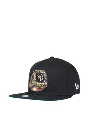 Gorra negra New Era con logo bordado de los New York Yankees dentro de un diseño de anillo de campeonato en el panel frontal.