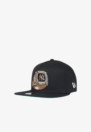 Gorra negra New Era con logo bordado de los New York Yankees dentro de un diseño de anillo de campeonato en el panel frontal.