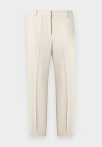 Παντελόνι φόρμας μπεζ στενής γραμμής με θηλιές για ζώνη και λεπτομέρειες με πιέτες στο μπροστινό μέρος, παρουσιάζεται σε απλό φωτεινό φόντο.