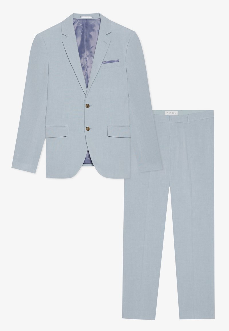 Lichtblauw pak met een jasje met puntclubkraag en bijpassende broek. Beschikt over twee voorzakken en een paarse voering.