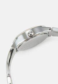 Orologio in acciaio inossidabile argentato con cassa tonda liscia, superfici lucidate, una corona e un bracciale metallico con maglie visibili.