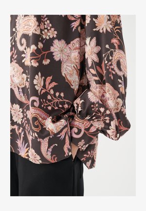 Mørk floral bluse med intrikate paisley- og blomster mønstre i pink og orange nuancer. Blødt stof med rynkede ærmedetaljer.