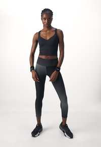 Nike Performance ALATE - Vidutiniškai krūtinę prilaikanti sportinė liemenėlė - black/cool grey