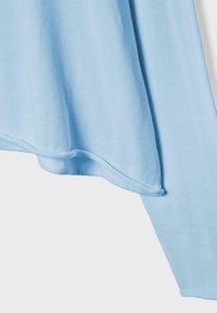 Pull bleu clair en tricot avec une texture lisse, ourlet arrondi et poignets côtelés. Caractérisé par un tissu doux et une coupe décontractée.