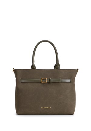 Donkergroene suède handtas met twee handvatten, een decoratieve leren band met gouden gesp aan de voorkant en kleine gouden merktekst eronder.