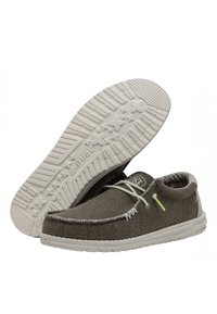 Zapatos de lona deslizables grises con suela blanca, que presentan costuras en contraste, un forro interno estampado y detalles de cordones minimalistas.