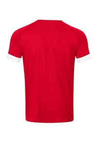Rotes Sporttrikot aus atmungsaktivem Material, mit kurzen Ärmeln und weißen Bündchen sowie einem Rundhalsausschnitt. Glatte Textur, leichtes Design.
