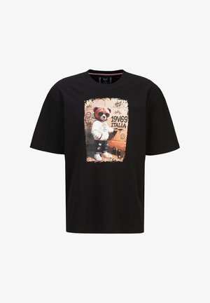 Schwarzes T-Shirt mit Grafik eines Bären, der mit Sonnenbrille, Kapuzenpulli und Turnschuhen "19V69 Italia" an eine Graffiti-Wand sprayt.