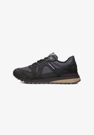 Zwarte sportieve sneakers met een mix van mesh en suede, met een rubberen zool en contrasterende bruine accenten aan de onderkant.