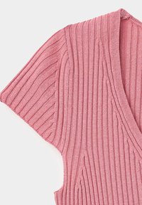 Tissu tricoté côtelé rose avec manches courtes et détail col en V sur un vêtement, présenté à plat sur un fond clair.