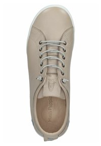 Béžové kožené tenisky s kulatou špičkou, stříbrnými tkaničkami a decentním logem na jazyku. Mají bílou gumovou podrážku a modré akcenty.