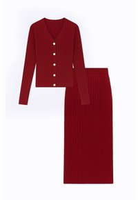 Cardigan en maille côtelée rouge avec col en V et boutons dorés, associé à une jupe crayon côtelée assortie. Les deux pièces présentent une coupe ajustée.