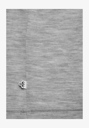 Lichtgrijze stof met een subtiele gemêleerde textuur. Bevat een klein wit stoffen label met een zwart logo, zichtbaar aan de onderrand.