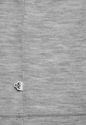 Lys gråt stof med en subtil heather-struktur. Inkluderer et lille hvidt stofmærke med et sort logo, synligt på den nederste kant.