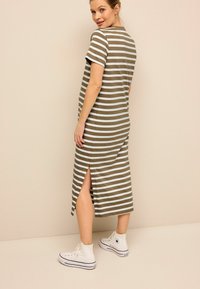 Next STRIPE  REGULAR FIT - Svetríkové šaty - neutral